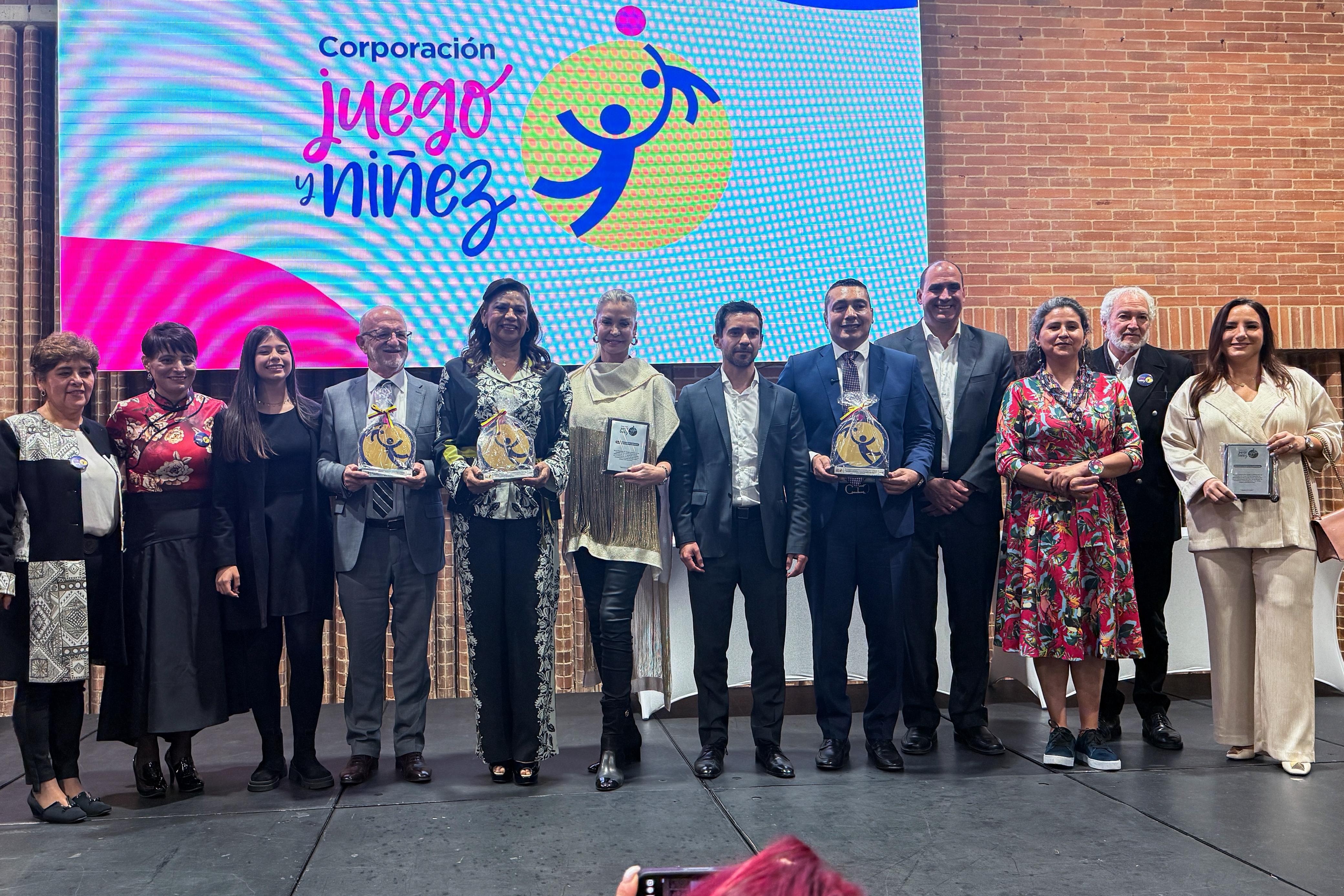 Mandatarios y representantes posan con sus reconocimientos