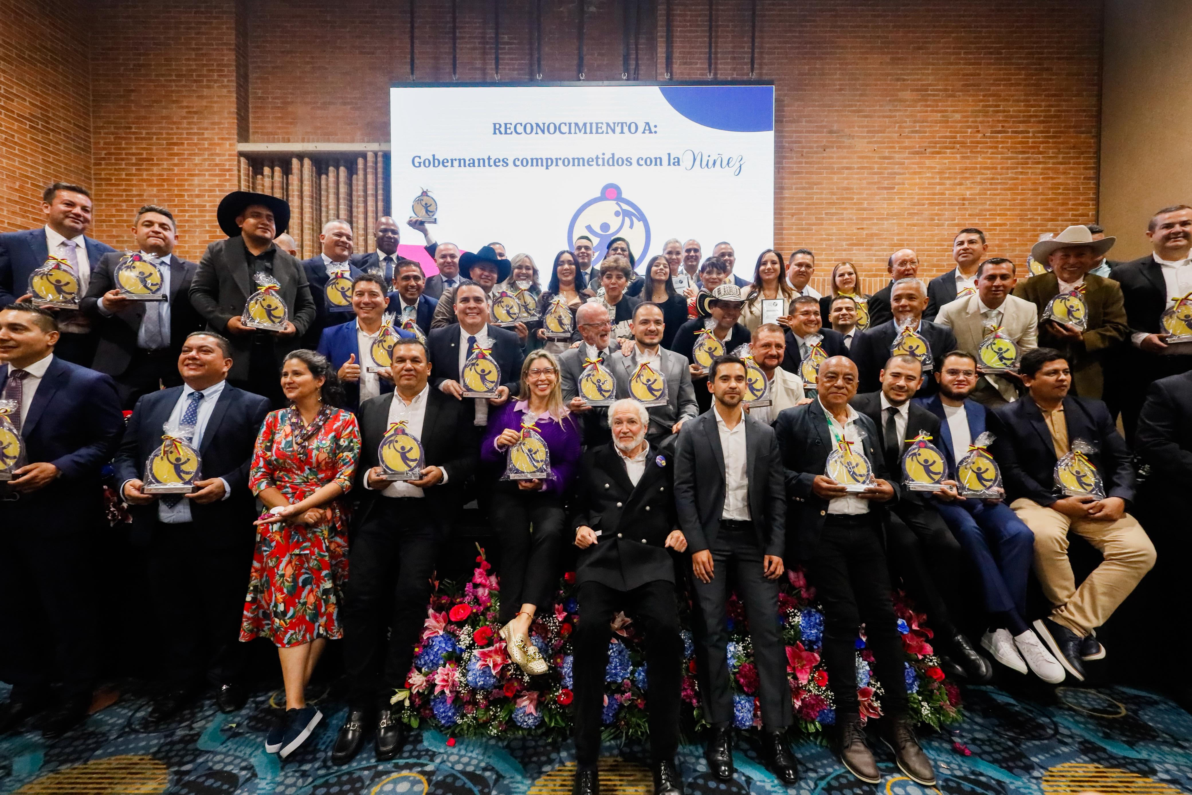 Grupo de autoridades y organizaciones posa al cierre de la ceremonia