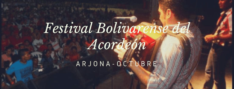 Músico tocando acordeón en el escenario del Festival Bolivarense del Acordeón en Arjona, Bolívar, con gran público al fondo.