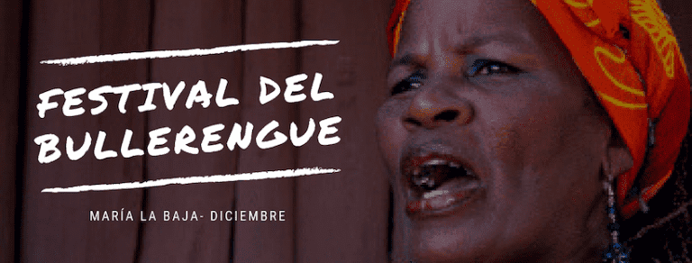 Mujer afrodescendiente con turbante naranja cantando en el Festival del Bullerengue de María la Baja, Bolívar.