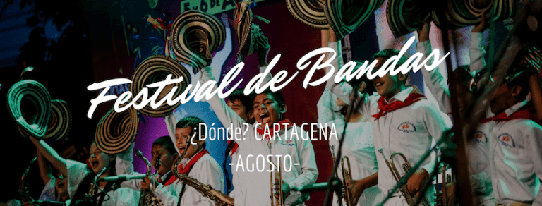 Jóvenes músicos con sombreros vueltiaos y uniformes blancos tocando instrumentos de viento en el Festival de Bandas de Cartagena, Bolívar.