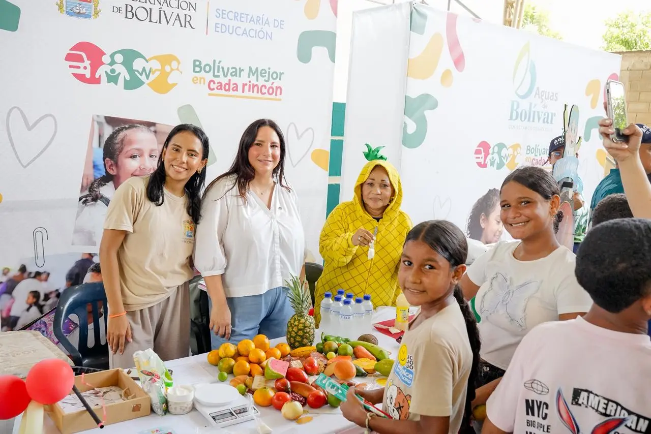 Mujeres presentan frutas y productos agrícolas en una jornada comunitaria