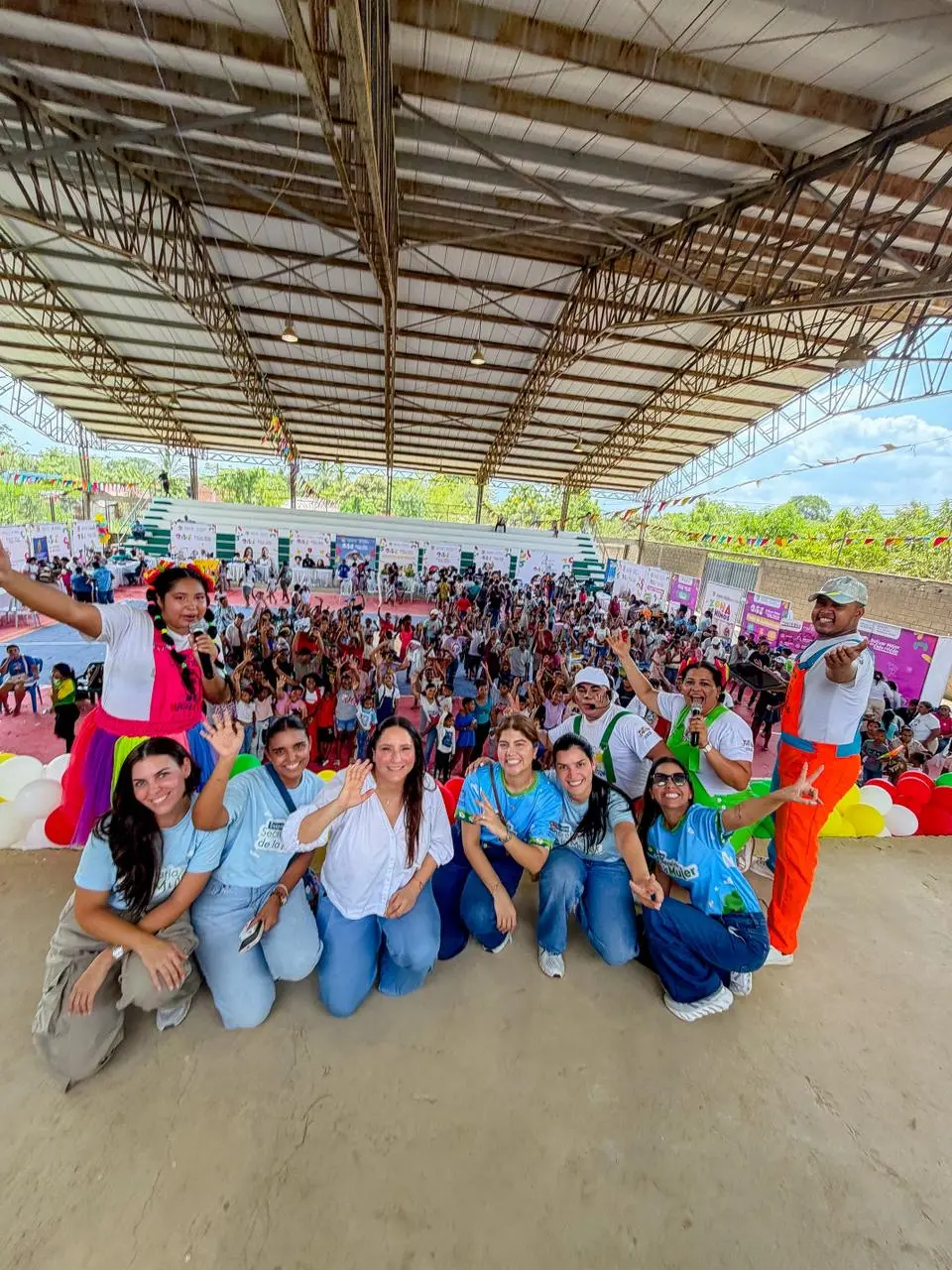 Equipo institucional y comunidad posan durante una jornada territorial