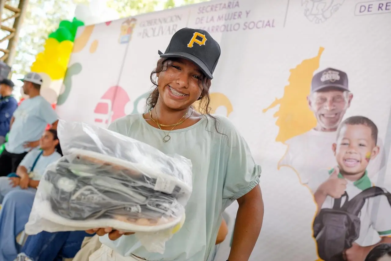 Mujer recibe elementos de apoyo durante la jornada de servicios