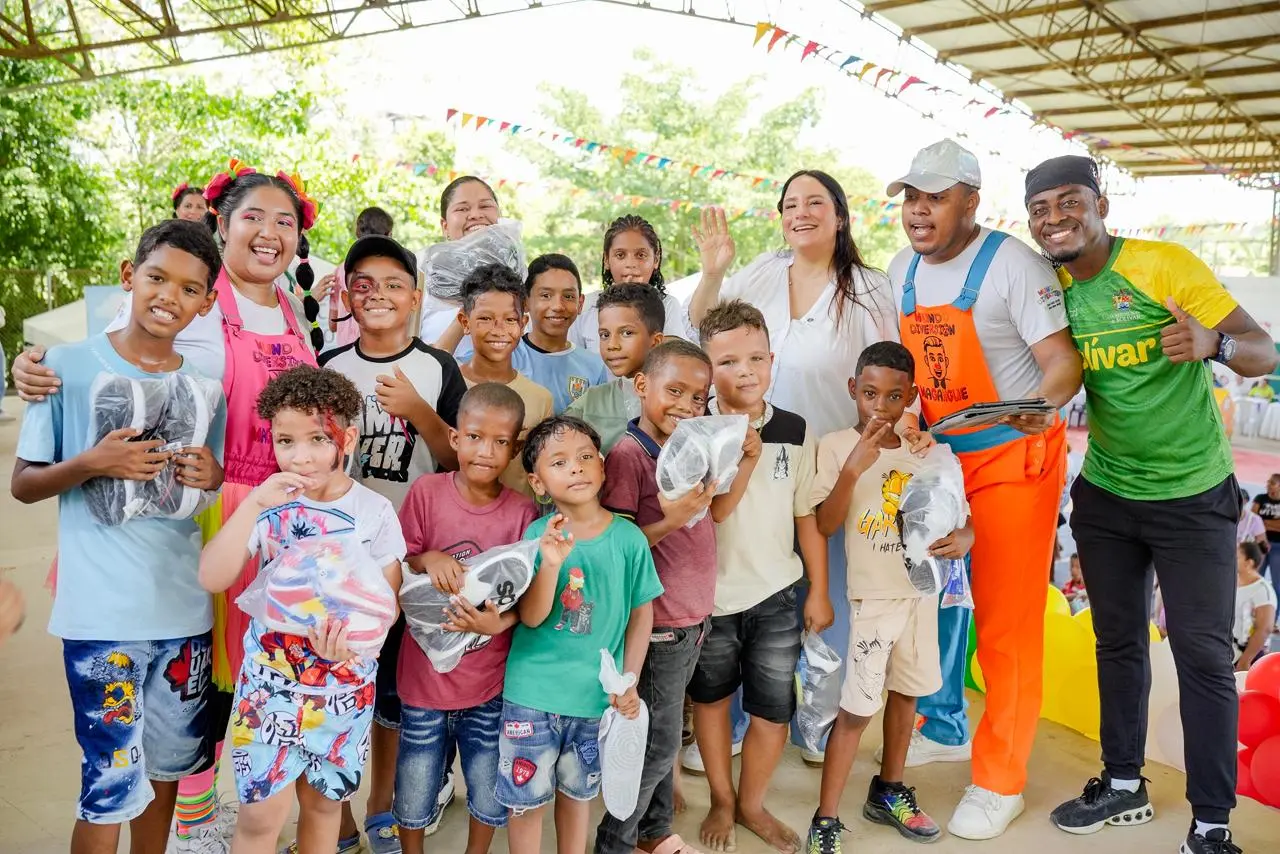 Niñas, niños y equipo institucional posan al cierre de la jornada