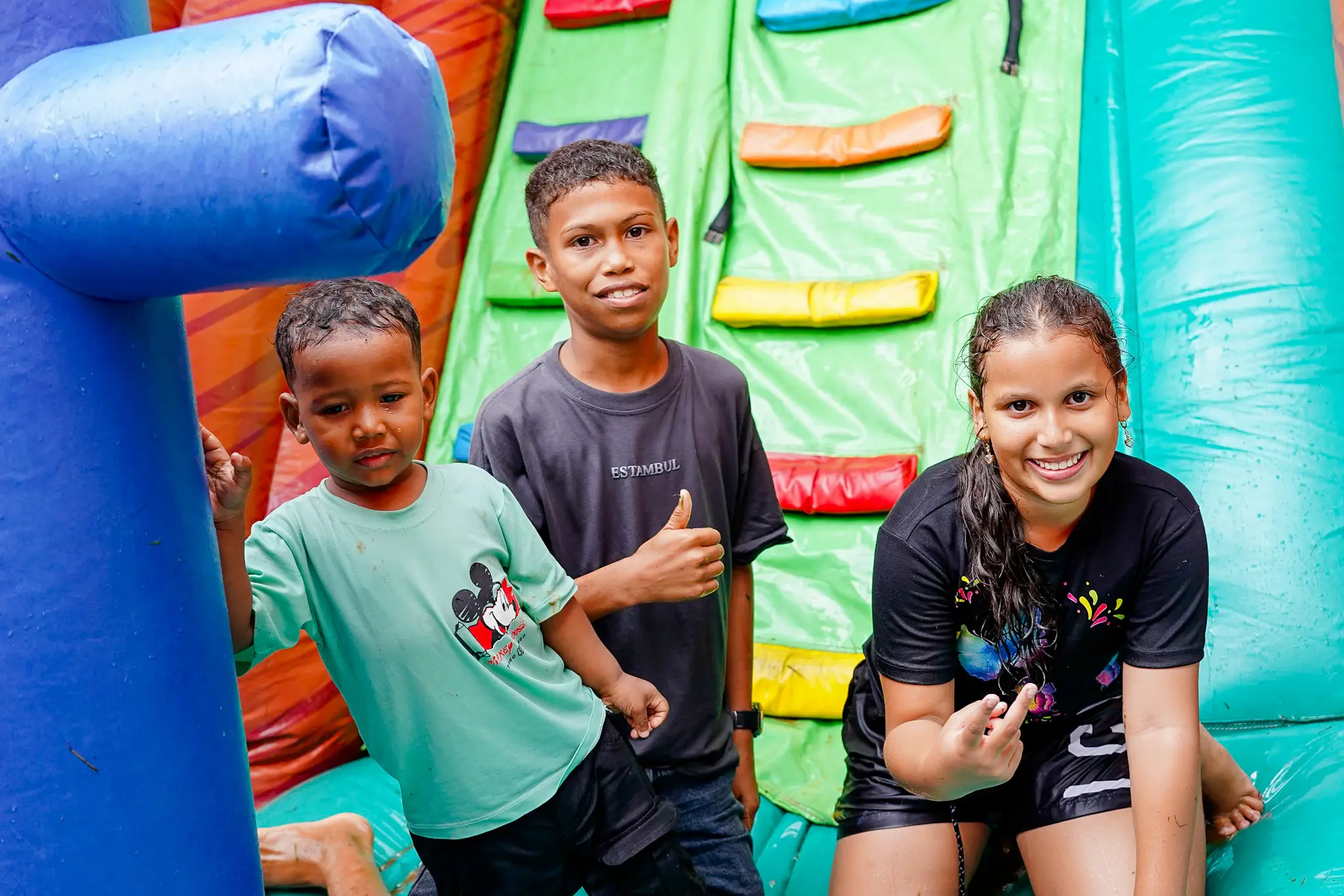 Niñas y niños disfrutan de una atracción inflable en Bolívarland