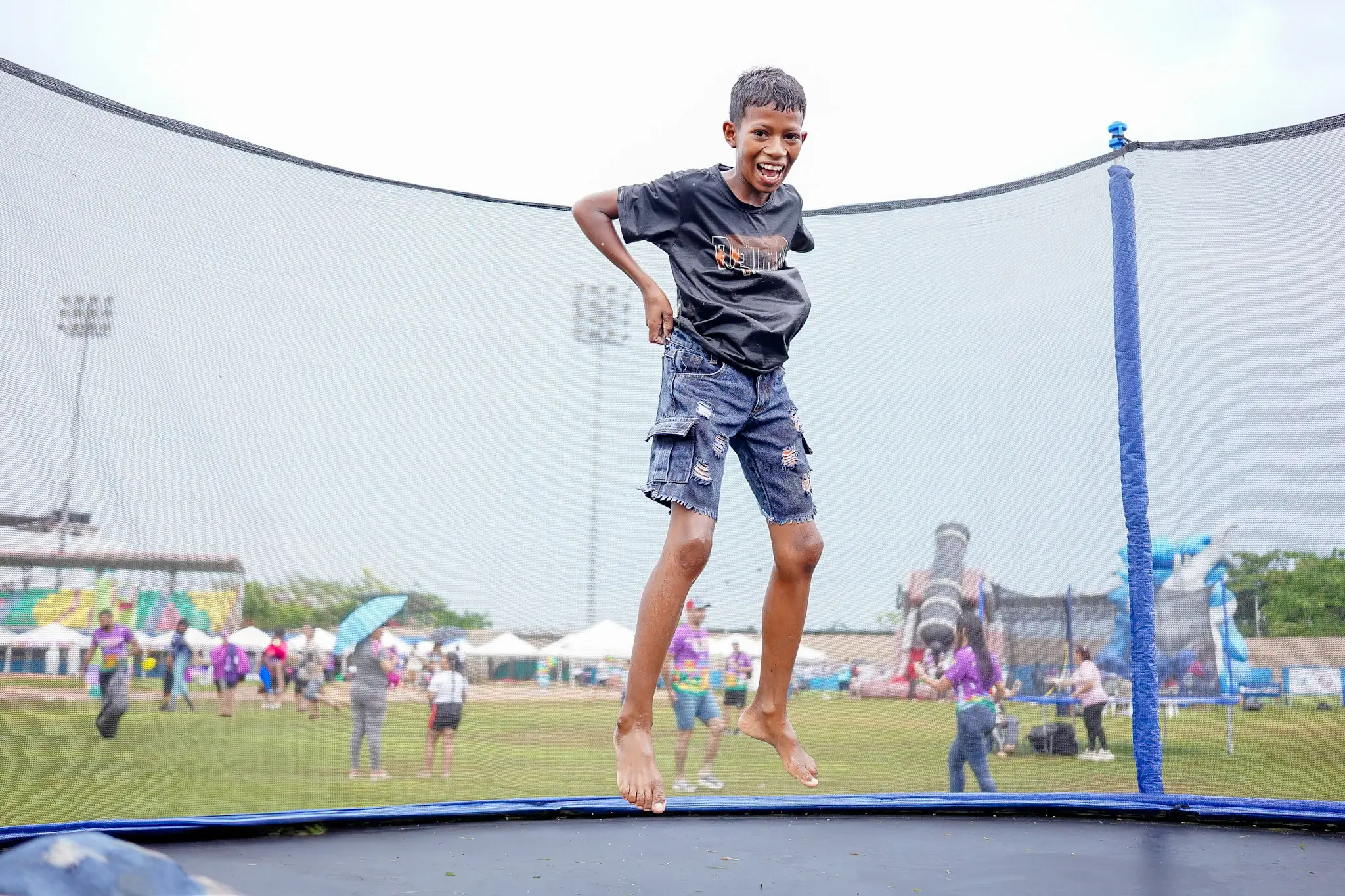 Niño salta en un trampolín durante la jornada recreativa