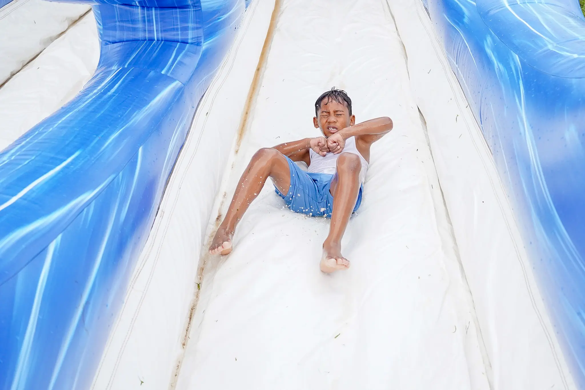 Niño se desliza por un tobogán inflable