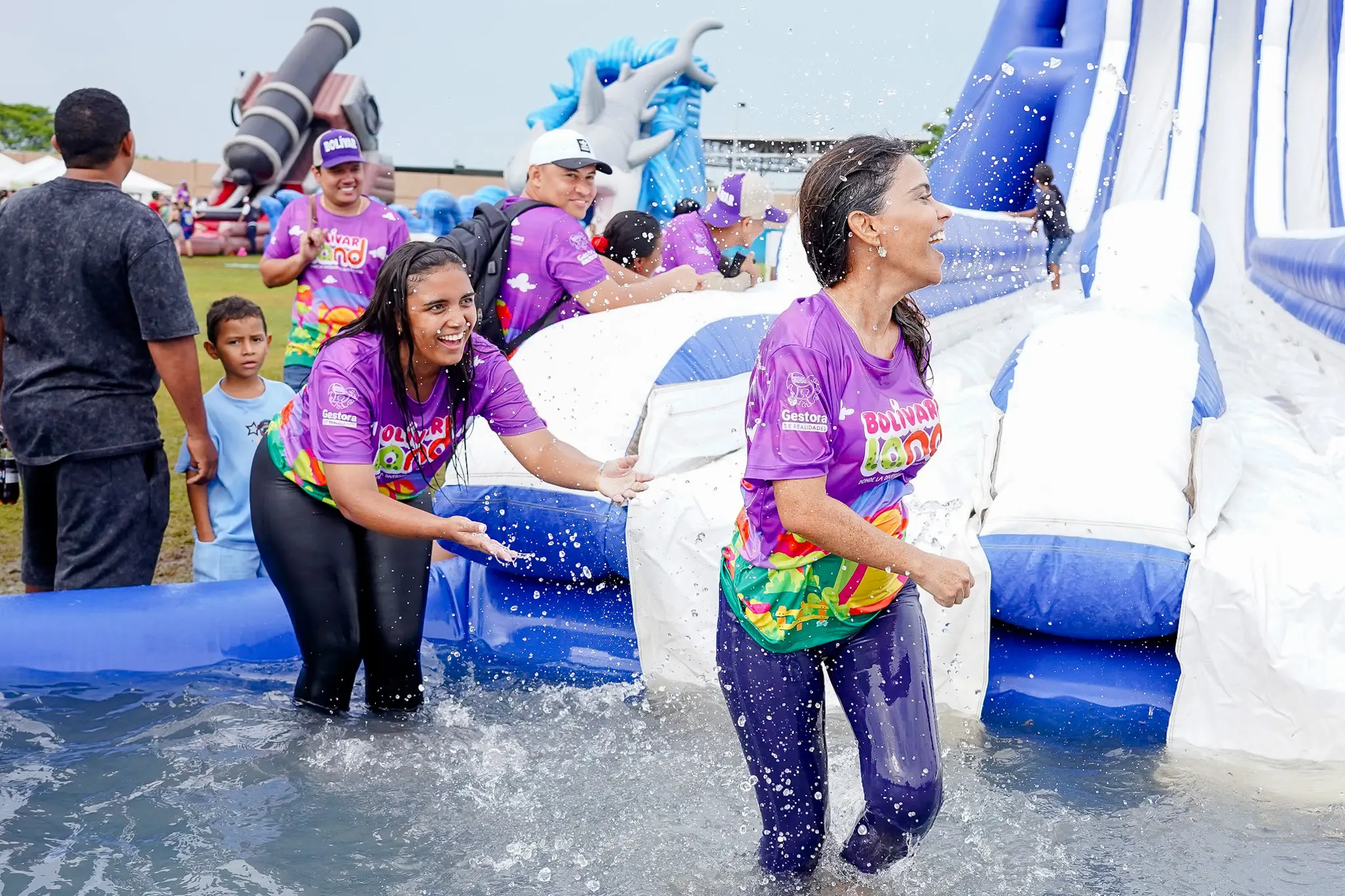 Equipo de Bolívarland participa en actividades acuáticas
