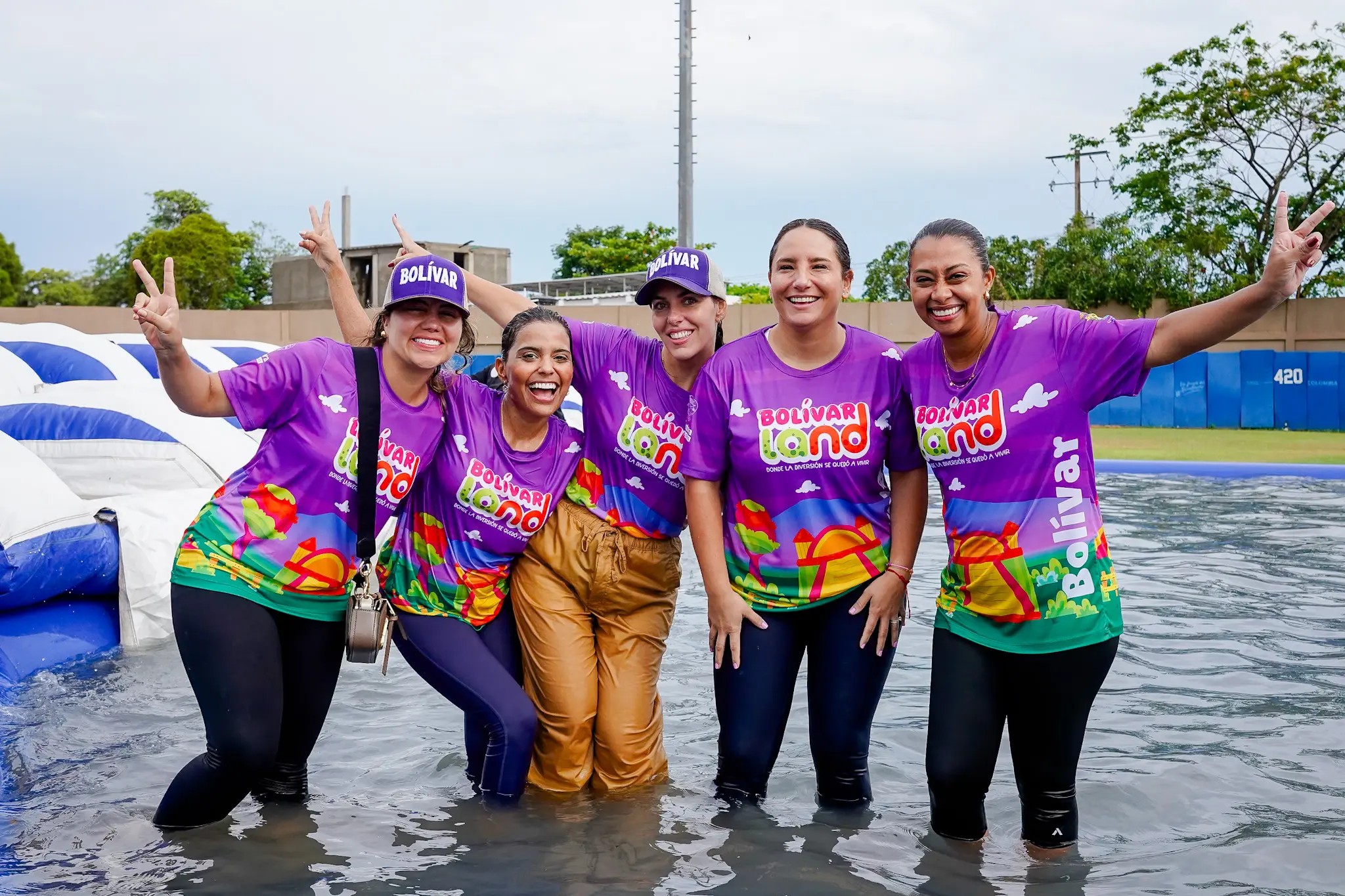 Integrantes del equipo Bolívarland celebran durante la jornada