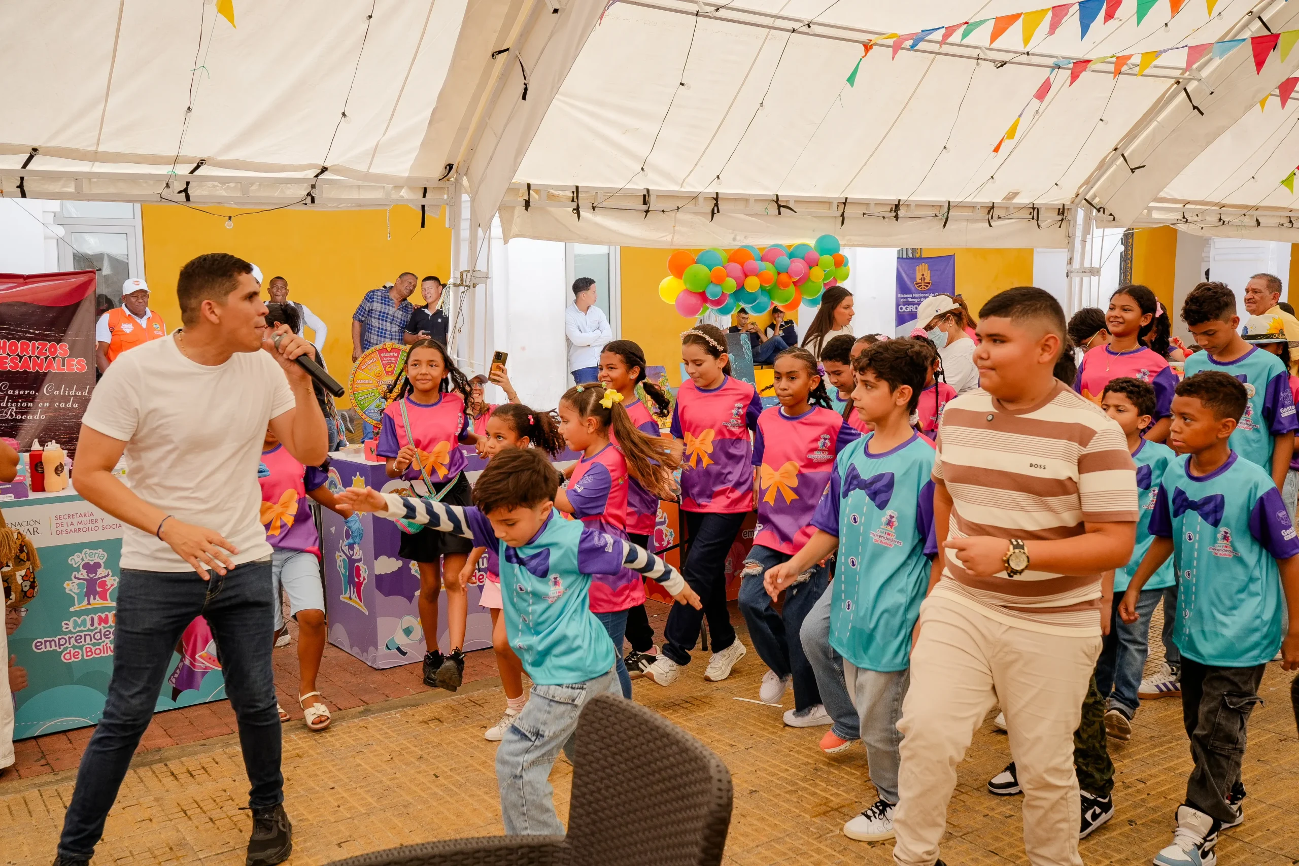 Niñas y niños participan en una actividad comunitaria de nutrición