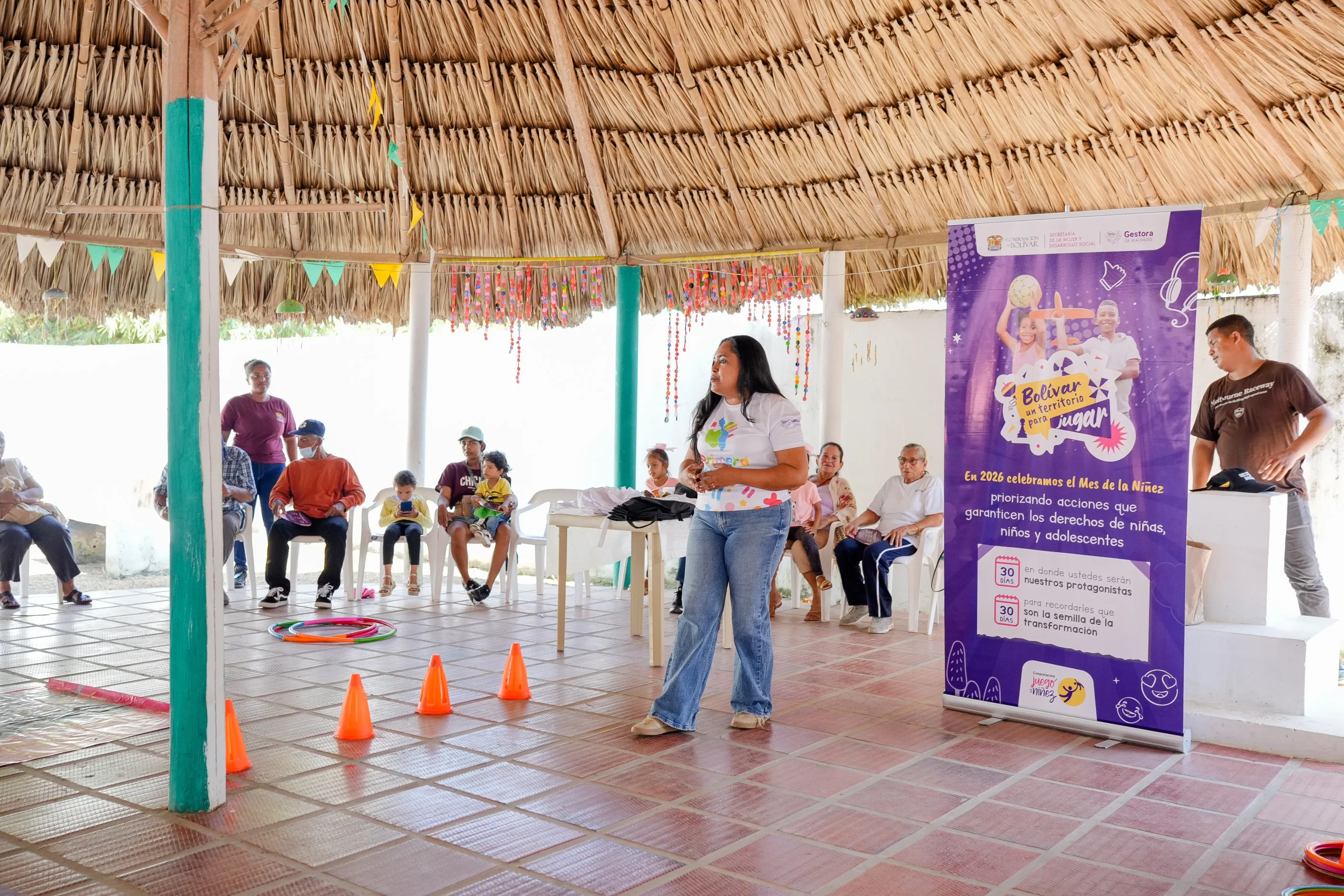 Facilitadora orienta una actividad lúdica con personas mayores