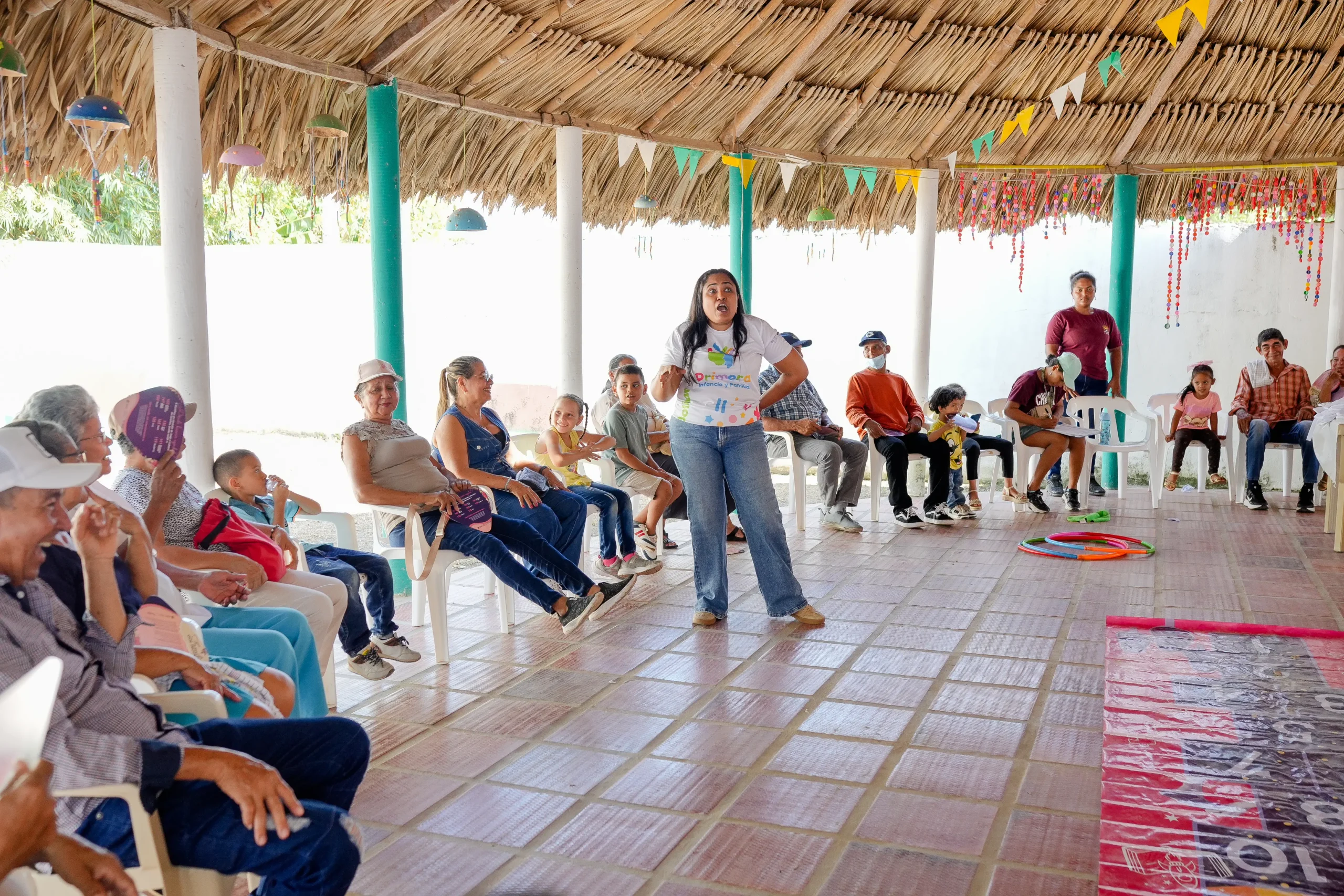 Personas mayores participan en una dinámica recreativa en grupo