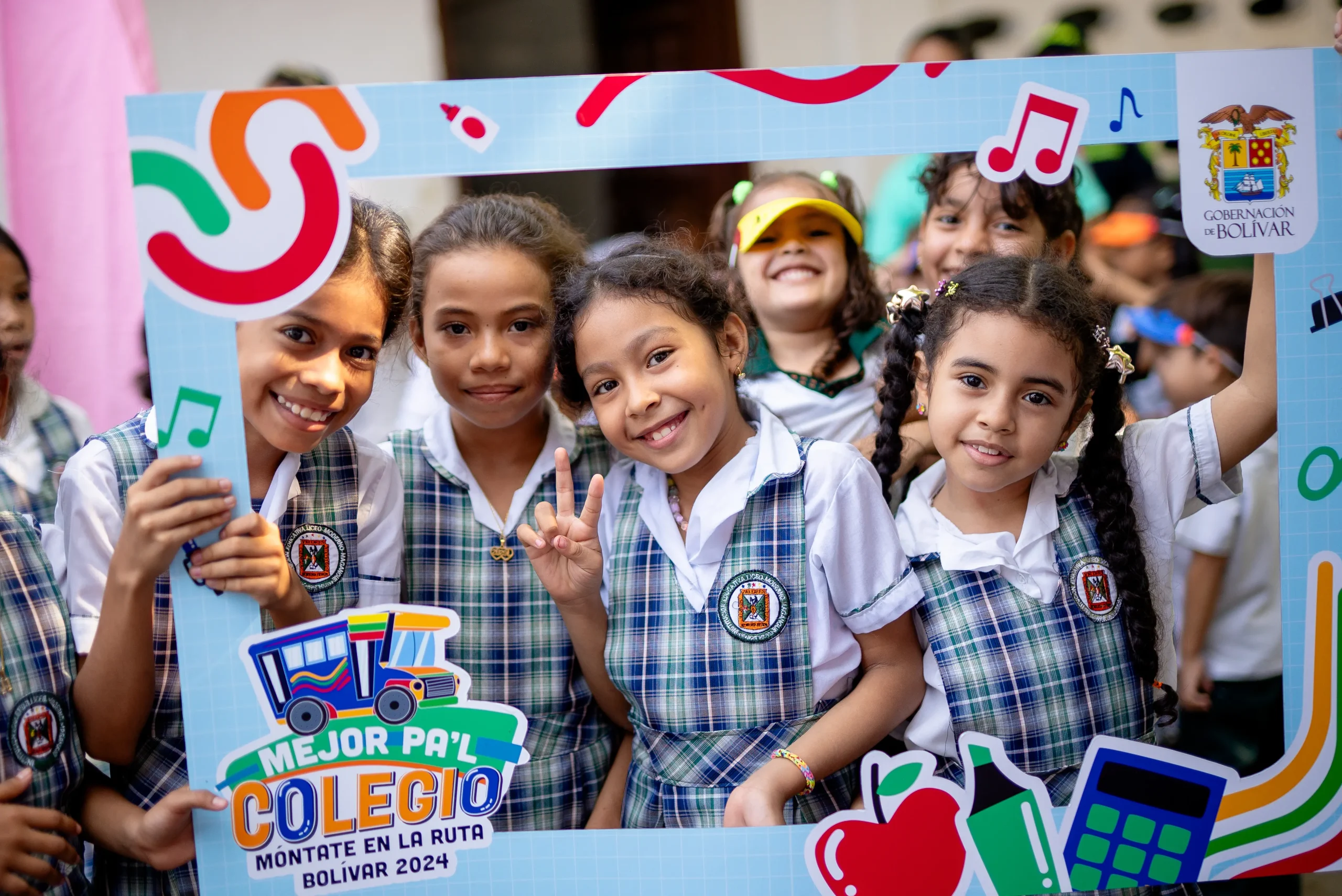 Estudiantes posan en el marco fotográfico de Mejor Pa’l Colegio