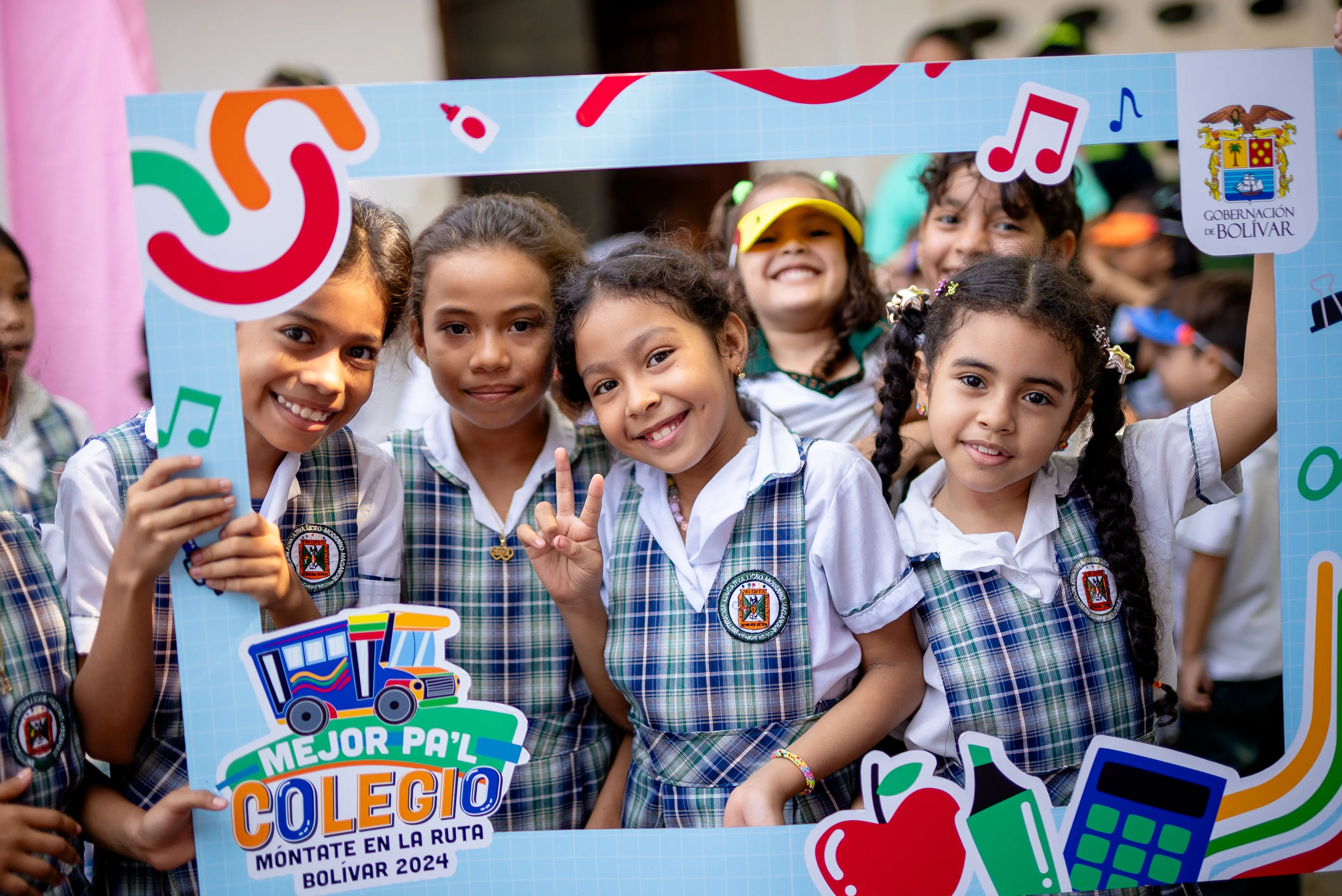 Grupo de niñas posa con el marco de Mejor Pa’l Colegio