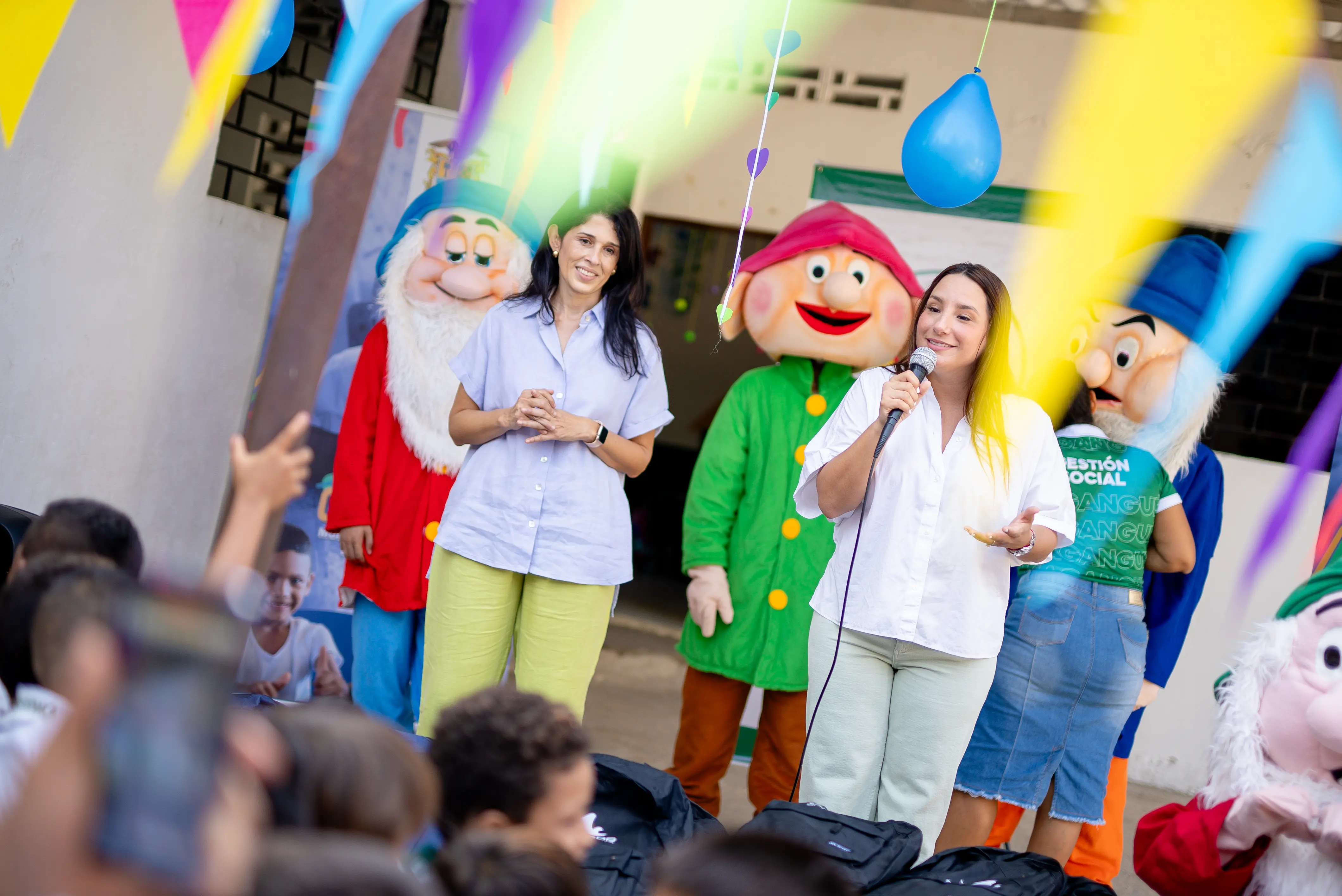 Equipo institucional y personajes infantiles animan una jornada escolar