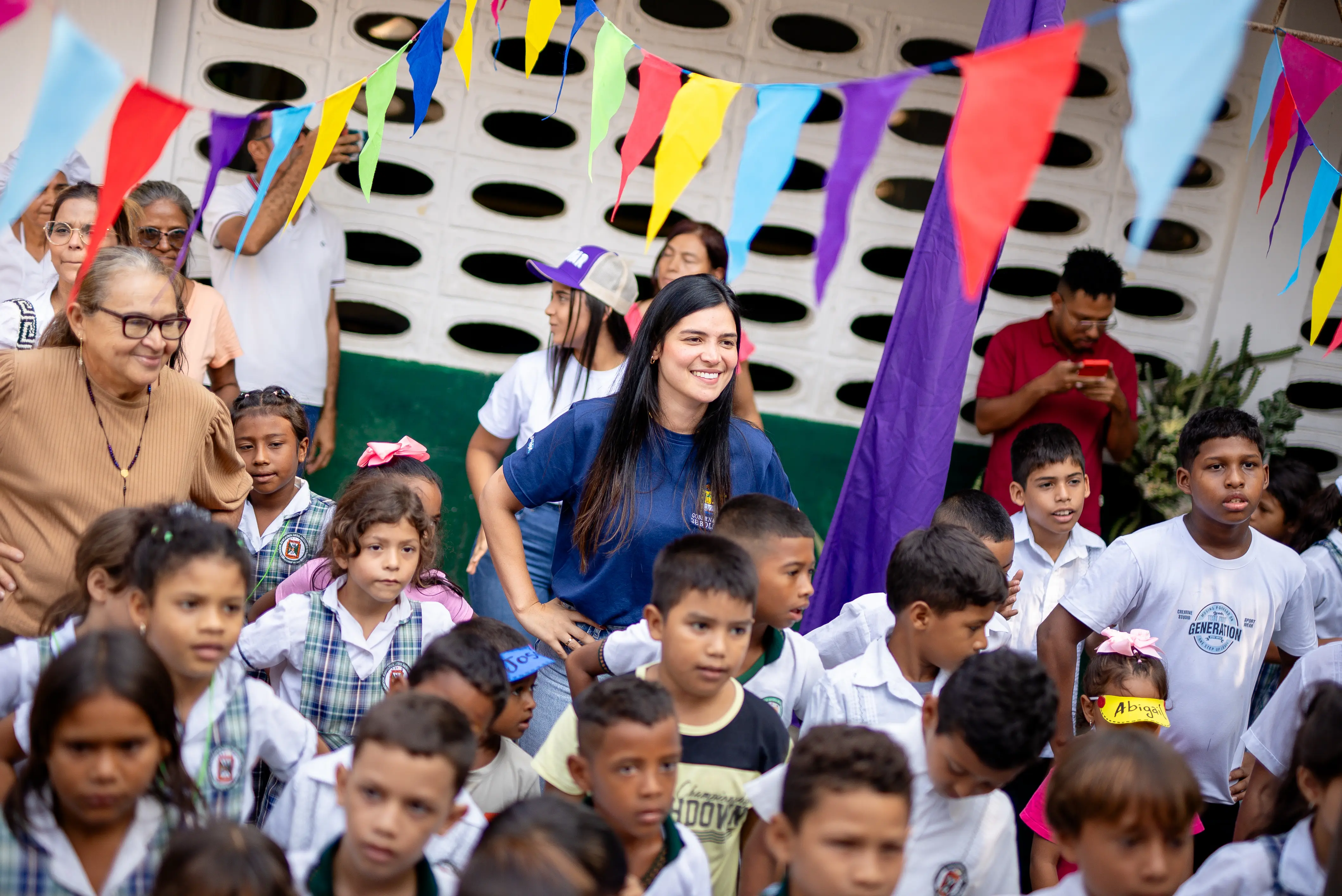Gestora social comparte con estudiantes durante un evento educativo