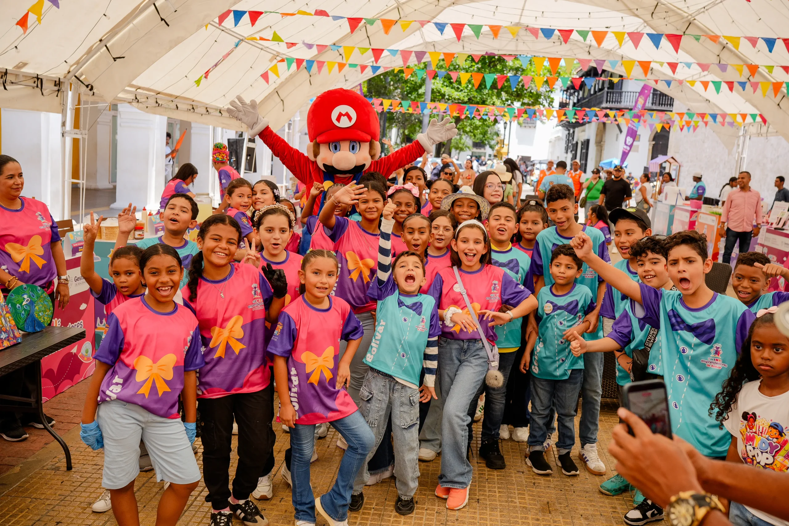Niñas, niños y personajes recreativos celebran en la feria