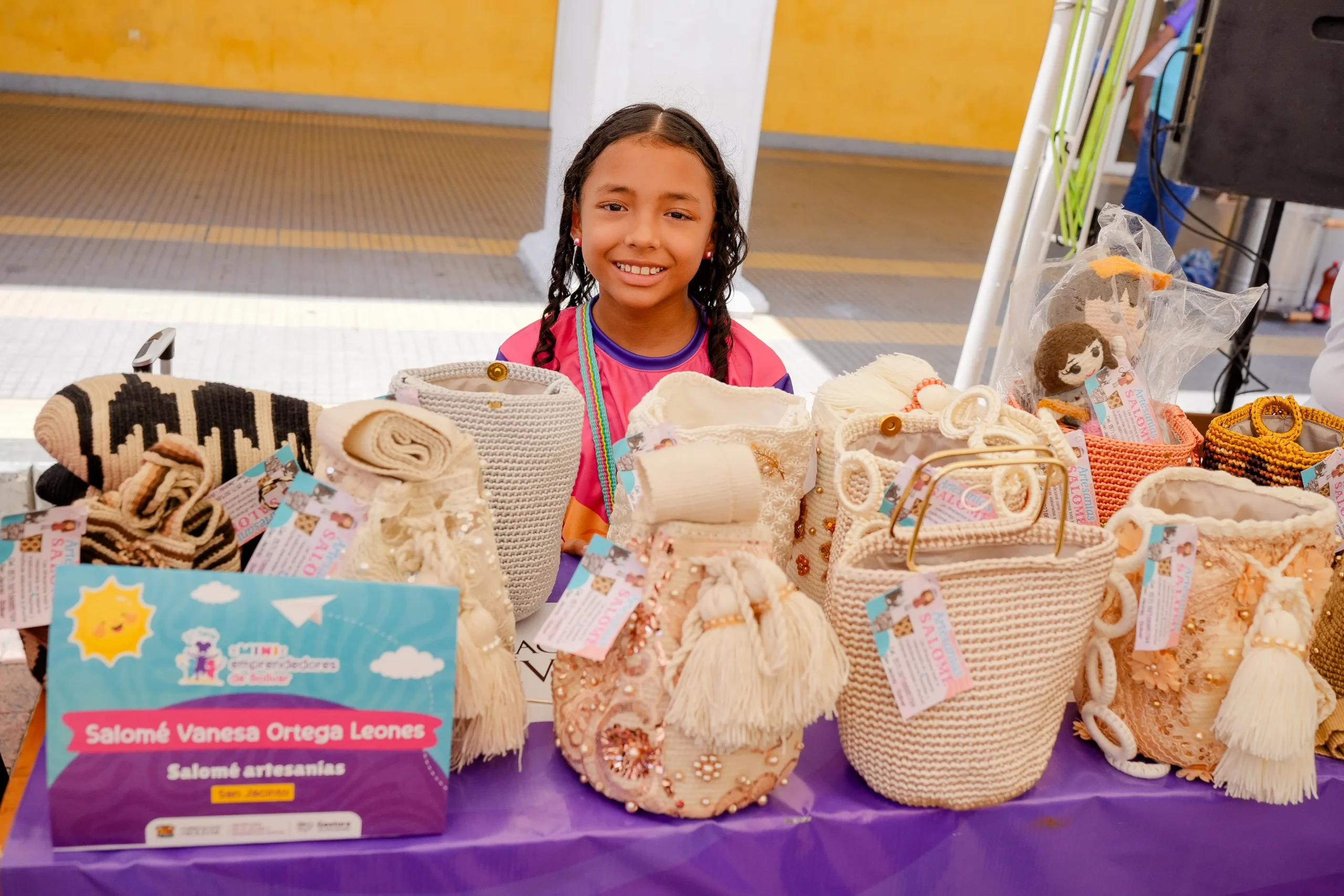 Niña emprendedora exhibe artesanías elaboradas a mano