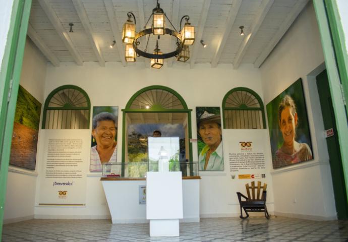 Interior del Museo Comunitario de San Jacinto, Bolívar, con exhibiciones culturales, retratos y elementos patrimoniales.