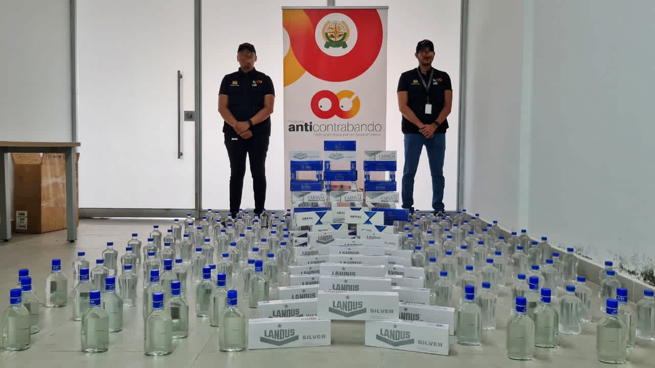 Goleada contra el contrabando en Turbaco: 145 botellas de licor y 1.050 cajetillas de cigarrillos fueron aprehendidas