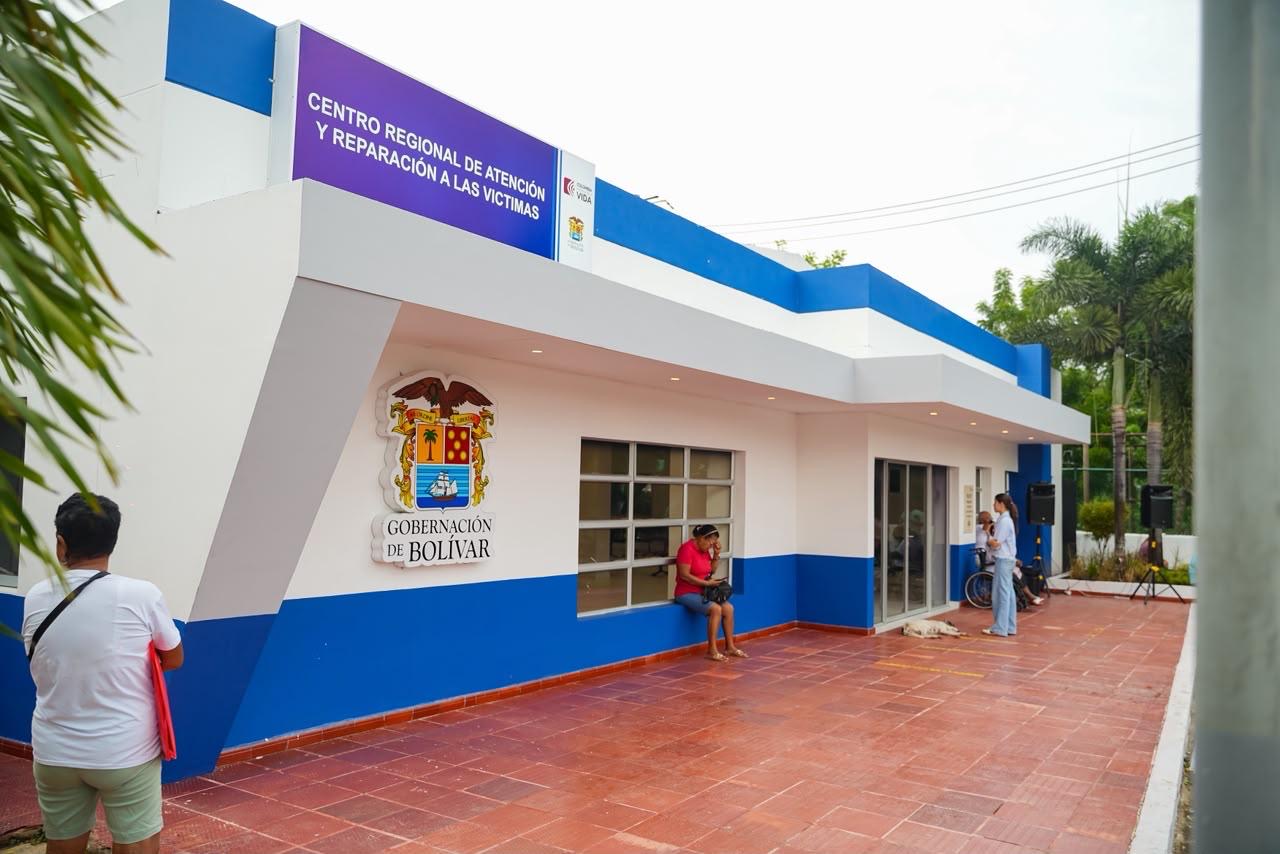 Fachada del renovado Centro Regional de Atención y Reparación a las Víctimas, con el escudo de la Gobernación de Bolívar.