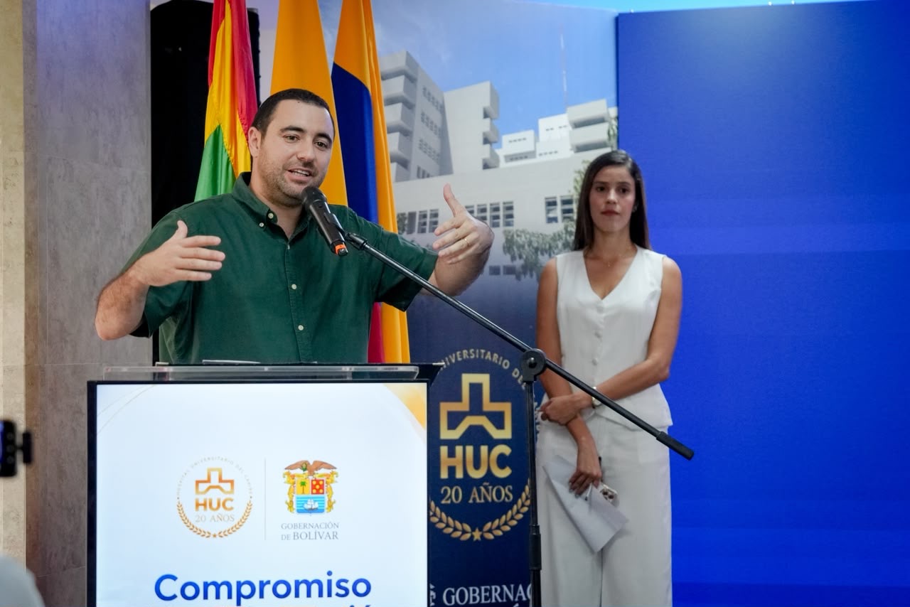 Hombre habla en un atril durante el evento por los 20 años del Hospital Universitario del Caribe.