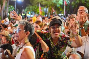 Asistentes emocionados celebran entre la multitud durante el Festival de Bandas de Bolívar.