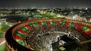 Vista nocturna de la Plaza de Todos llena de público durante FestiBandas 2026.