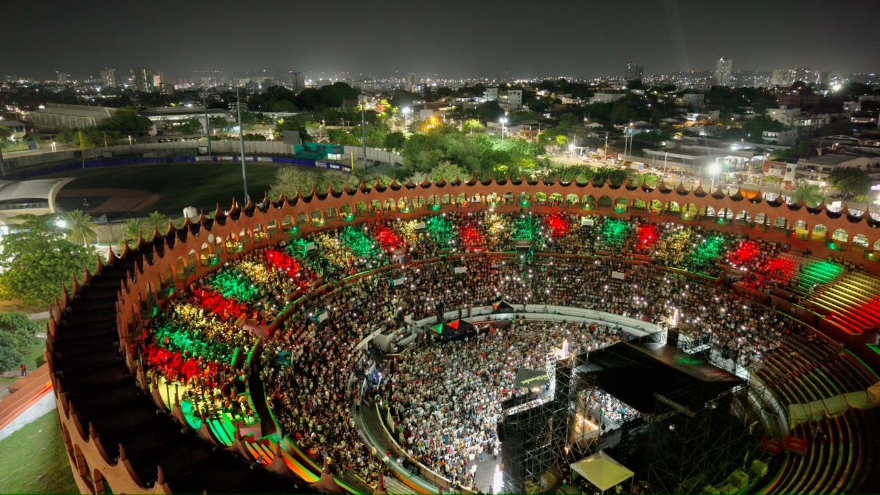 Vista nocturna de la Plaza de Todos llena de público durante FestiBandas 2026.
