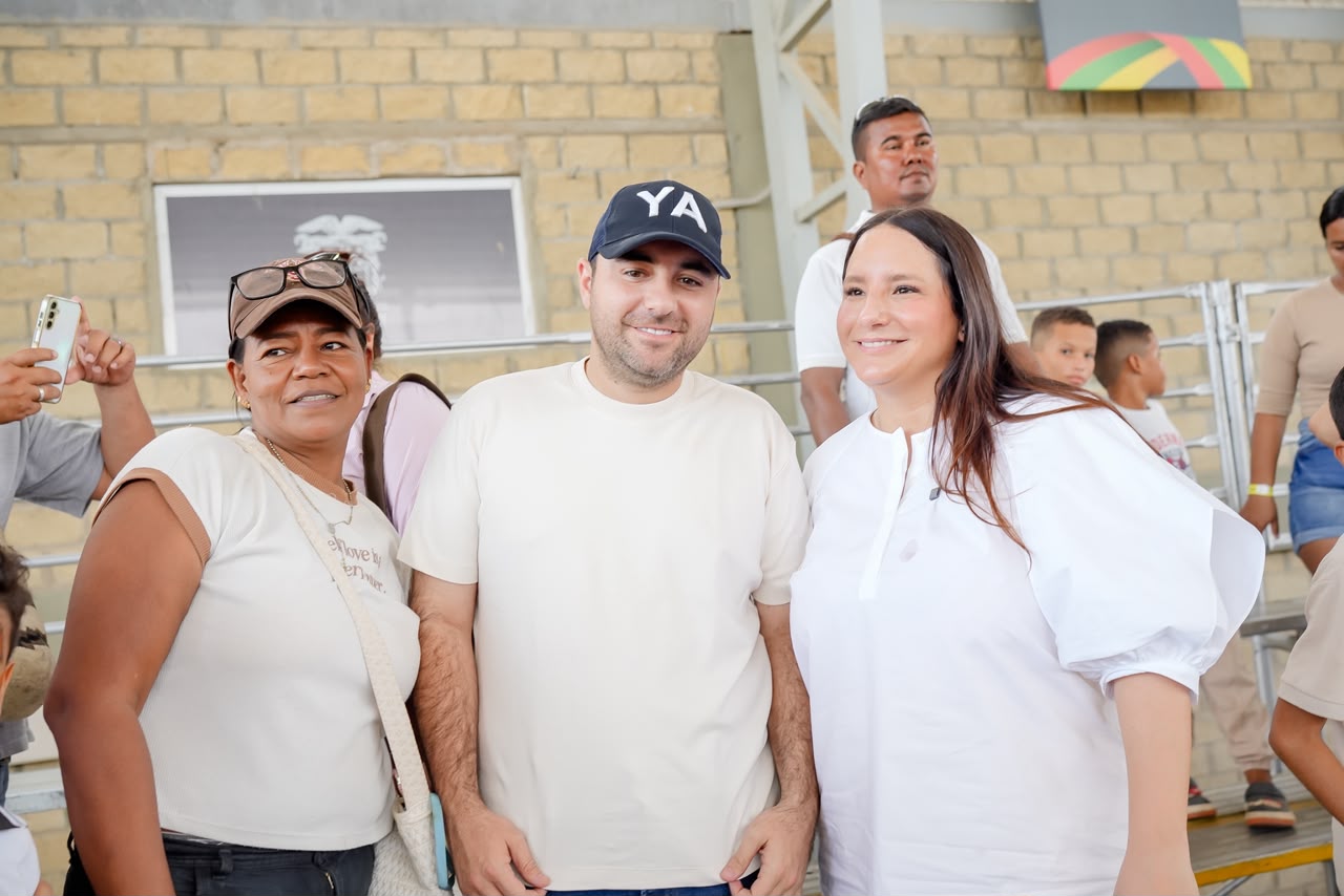 Tres personas posan juntas en las graderías de Panaca Viajero.