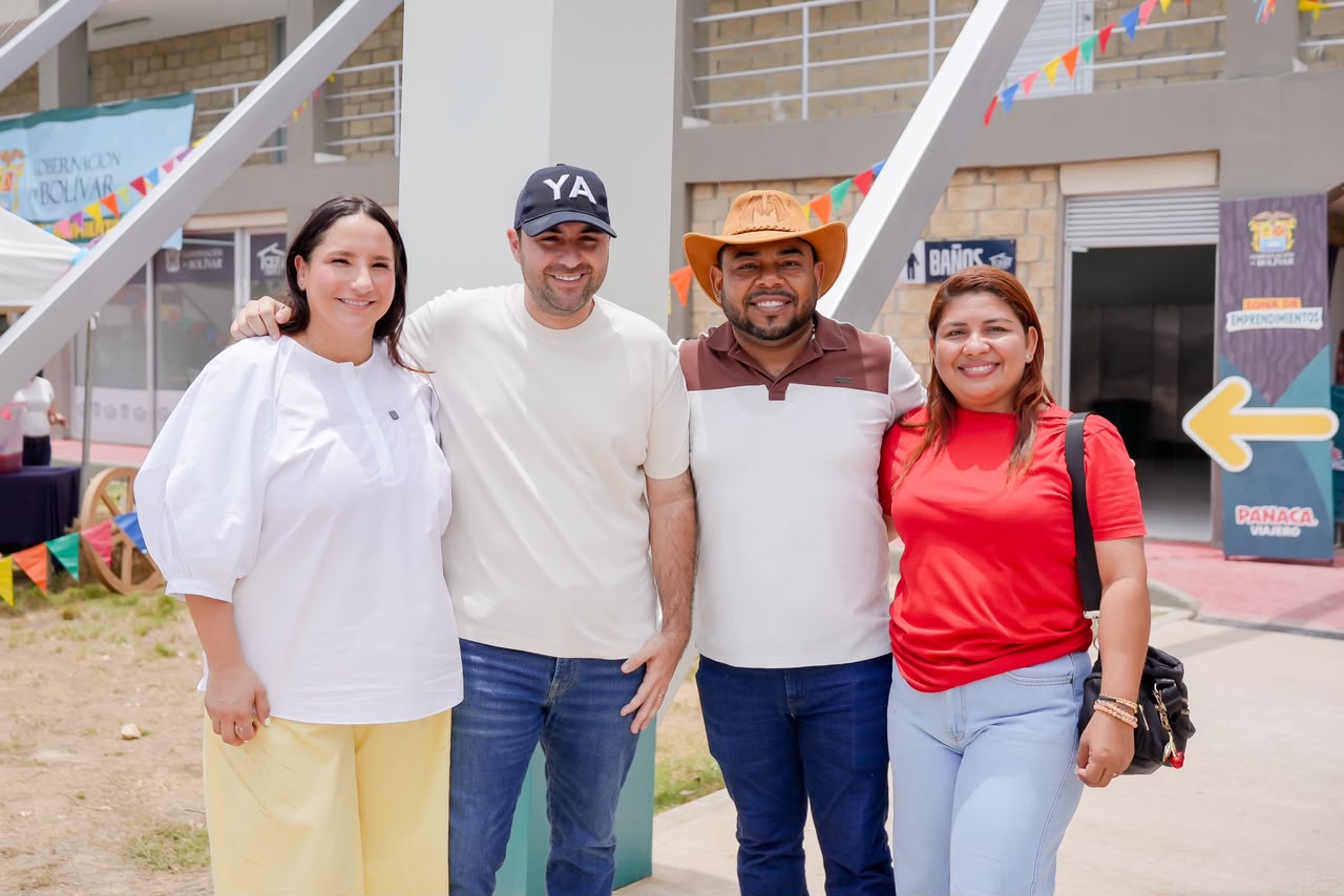 Cuatro personas posan junto a la entrada de Panaca Viajero.