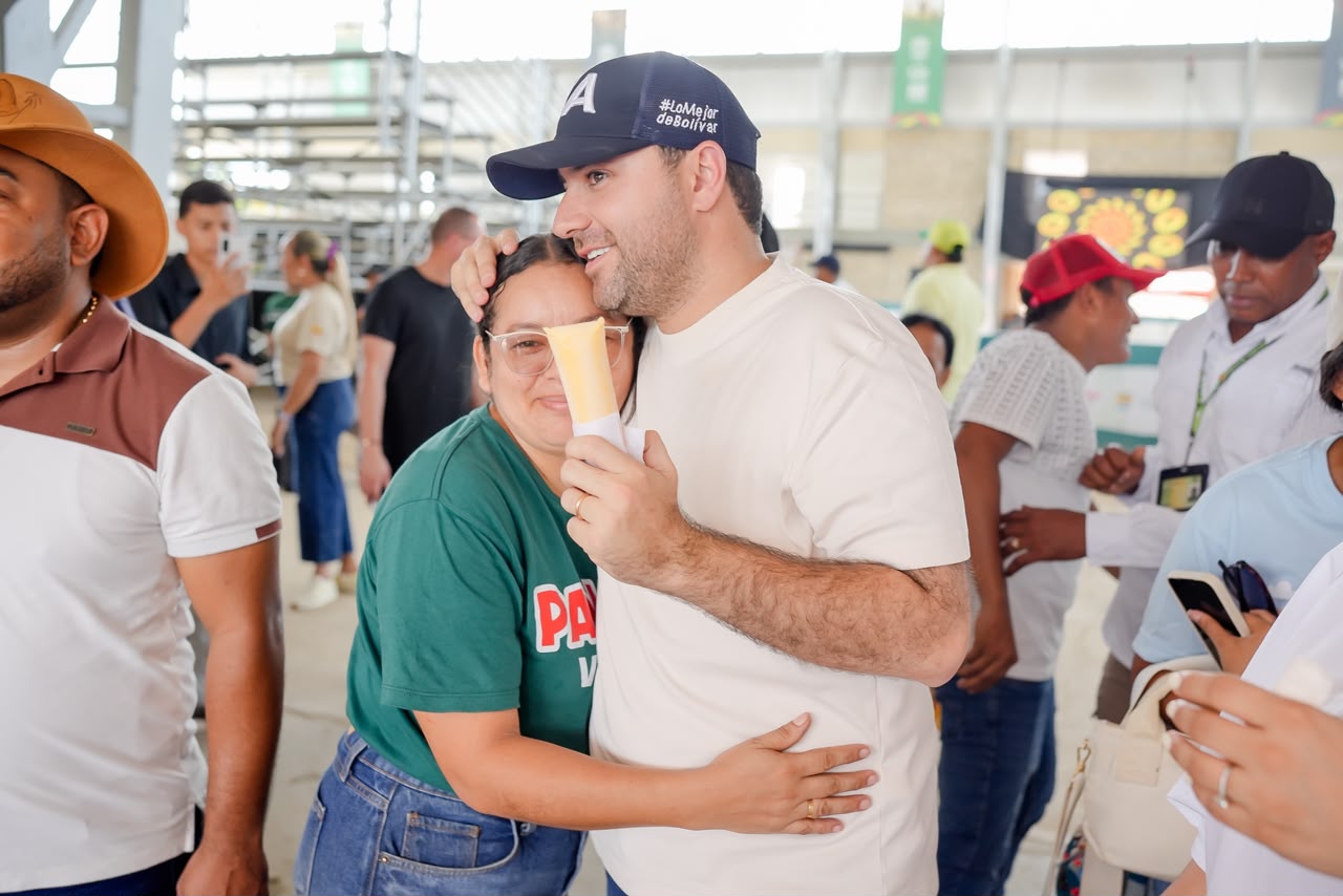 Una mujer abraza a un visitante durante el recorrido por Panaca Viajero.