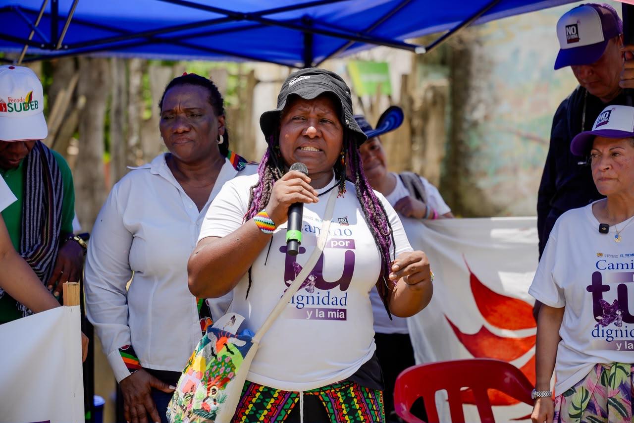 Mujer habla con micrófono durante el encuentro del retorno simbólico a Mampuján.