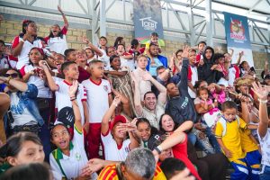 Niños y adultos celebran en las graderías durante Panaca Viajero.