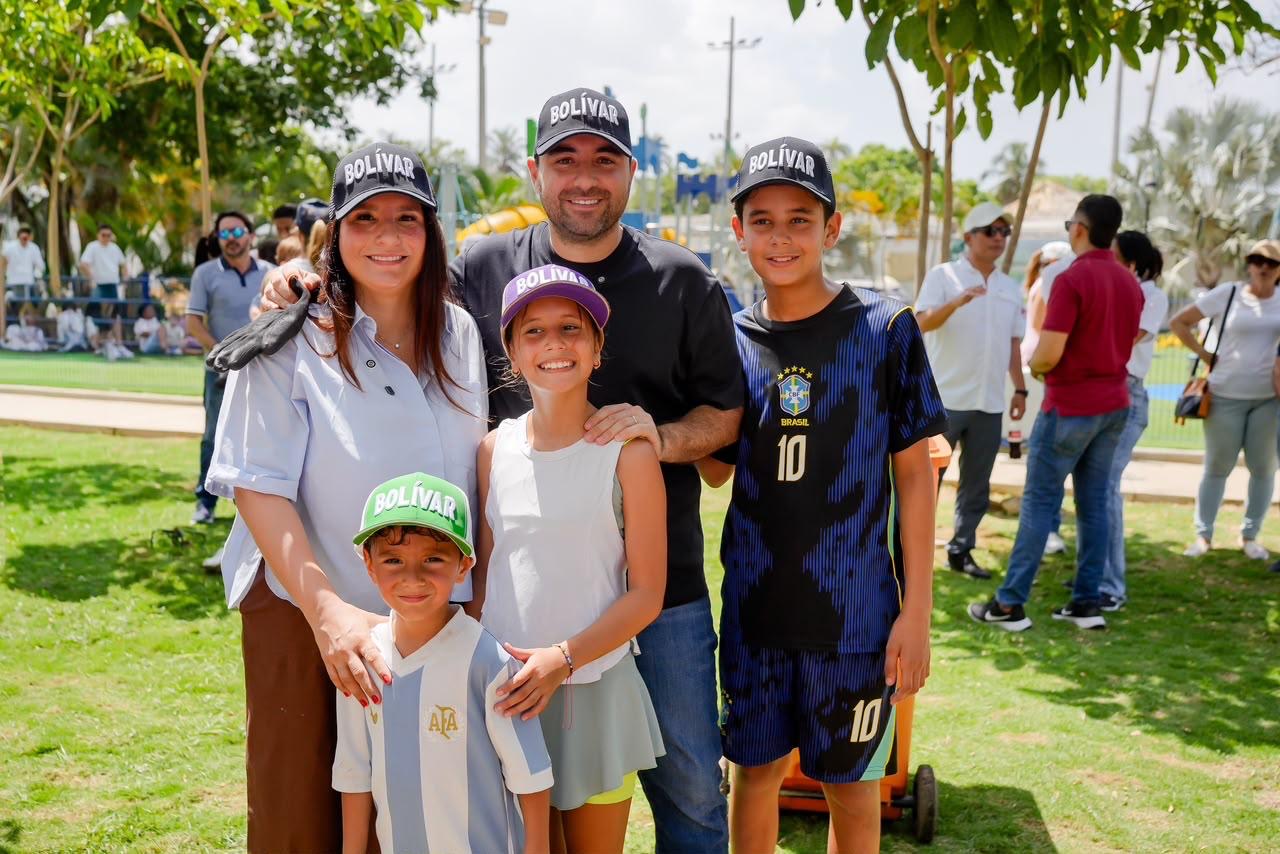 Familia con gorras de Bolívar posa en el parque renovado durante la jornada de recuperación.