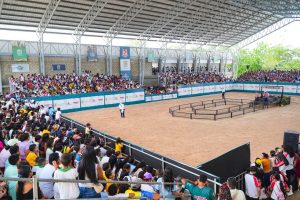 Vista general de la pista y las graderías llenas de público en Panaca Viajero.