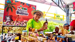 Productora con sombrero muestra sus productos en un stand de Merca Bolívar.