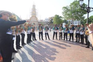 Banda musical uniformada toca en una plaza del Centro Histórico de Cartagena.